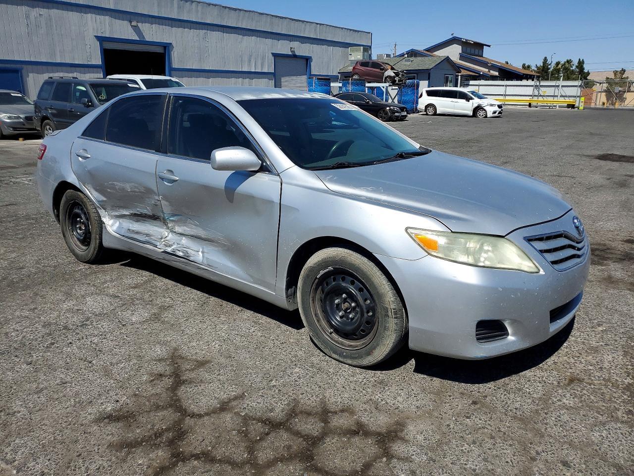 2010 Toyota Camry Le - Фото 4