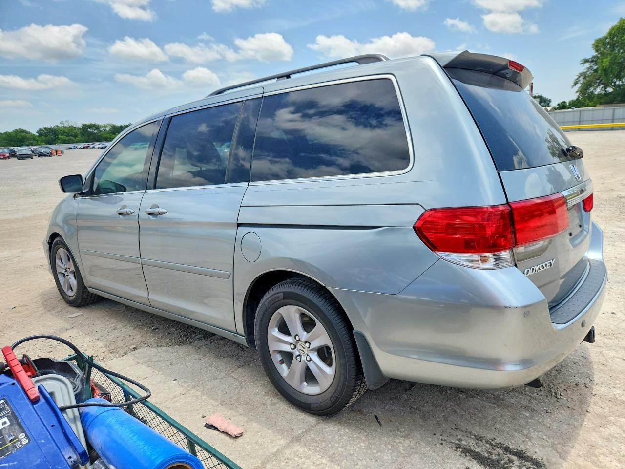 2010 Honda Odyssey Touring - Image 2