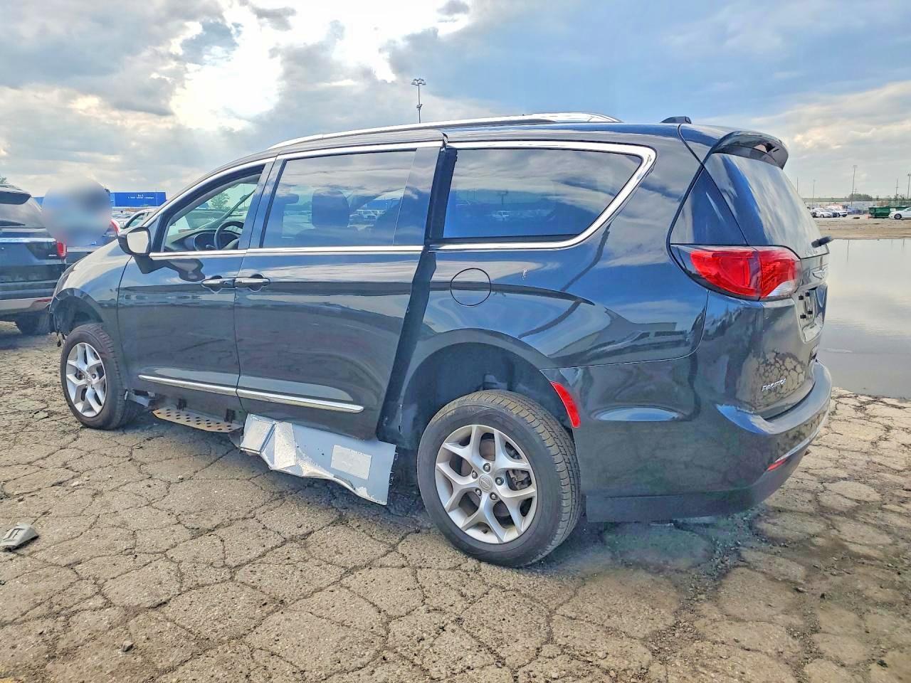 2018 Chrysler Pacifica Touring L - Image 2