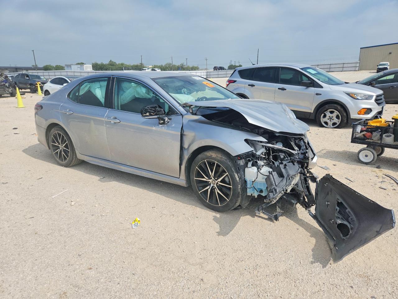 2022 Toyota Camry Se - Image 4