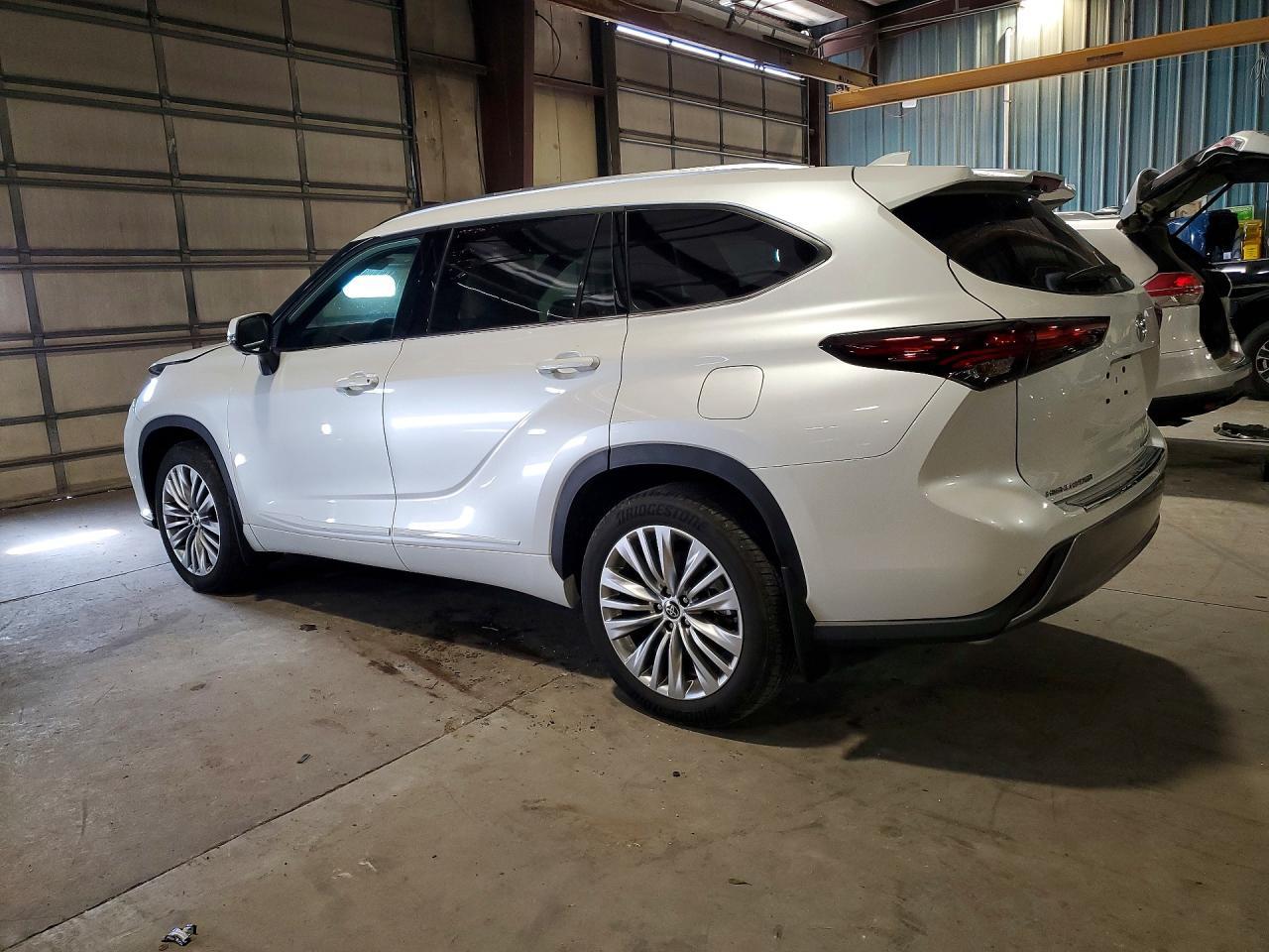 2025 Toyota Highlander Platinum - Фото 2