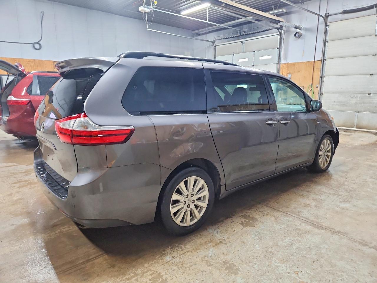 2017 Toyota Sienna Xle 7-Passenger - Image 3