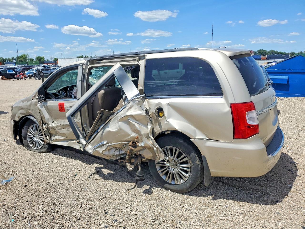 2014 Chrysler Town & Country Touring L - Фото 2