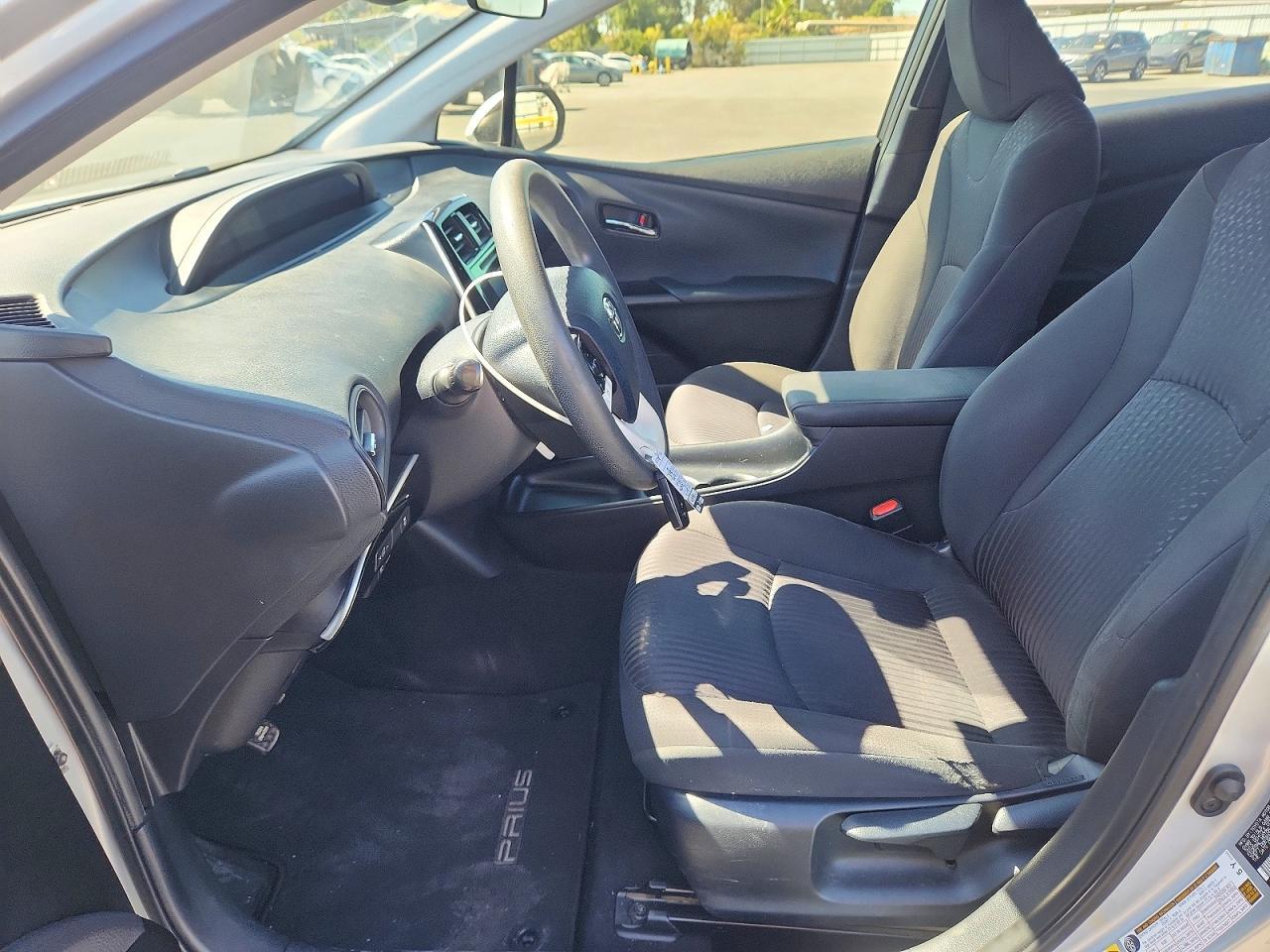 2017 Toyota Prius Two - Фото 7