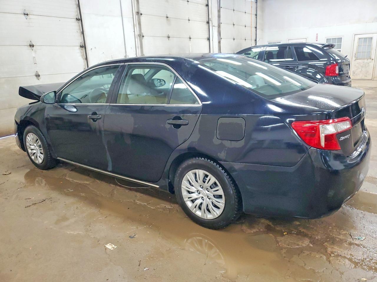 2013 Toyota Camry Le - Фото 2