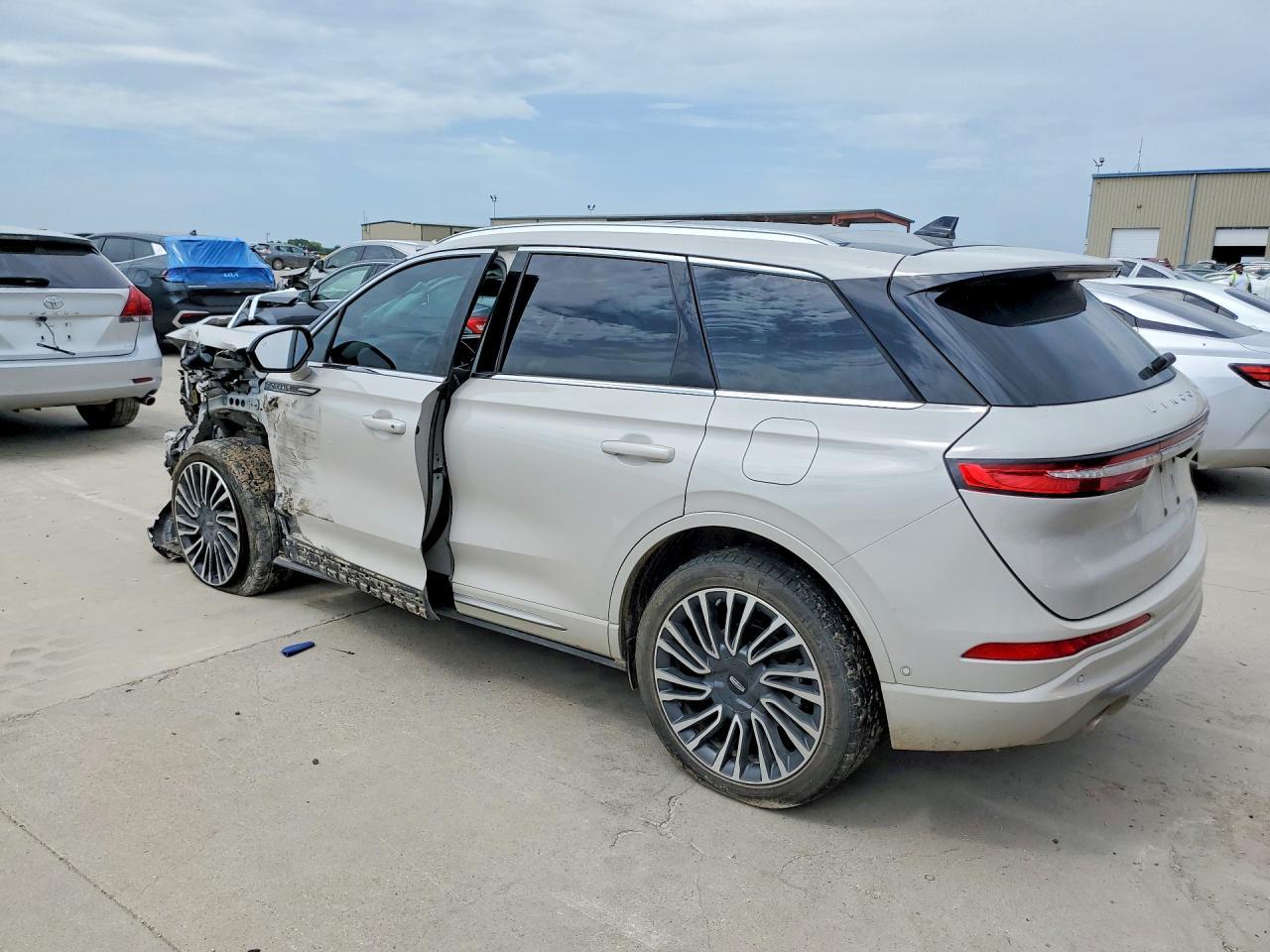 2022 Lincoln Corsair - Image 2
