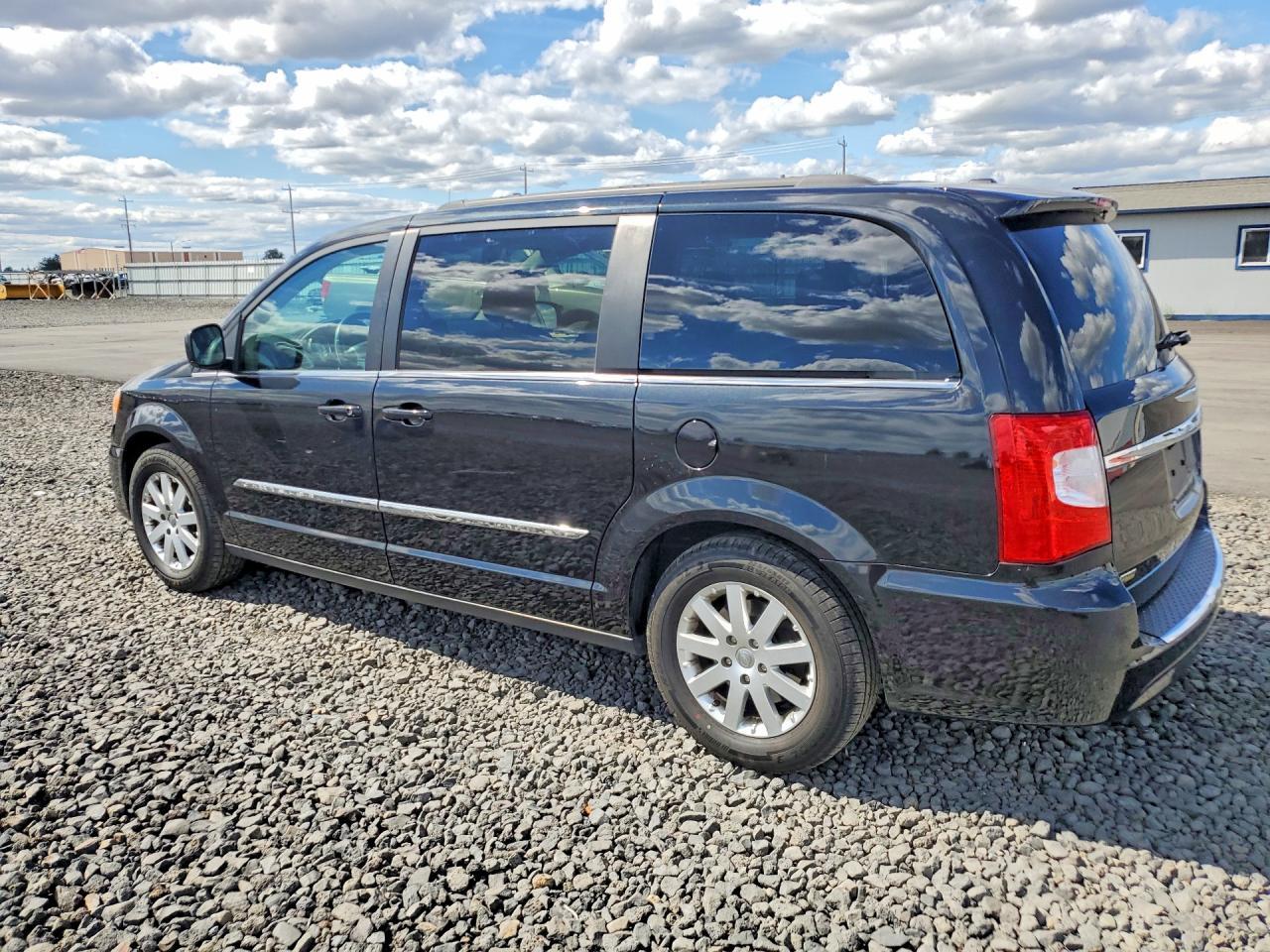 2014 Chrysler Town & Country Touring - Image 2