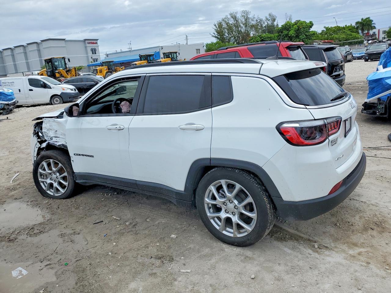 2024 Jeep Compass Latitude Lux - Фото 2