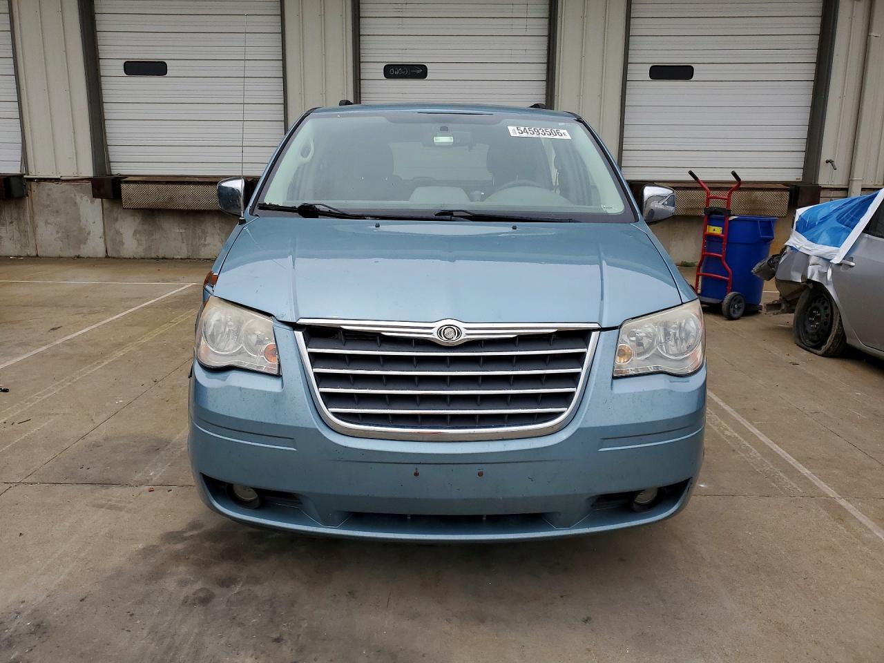 2010 Chrysler Town & Country Touring - Image 5
