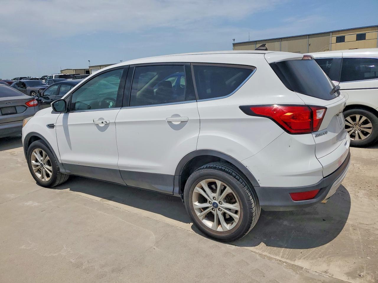 2019 Ford Escape Se - Фото 2