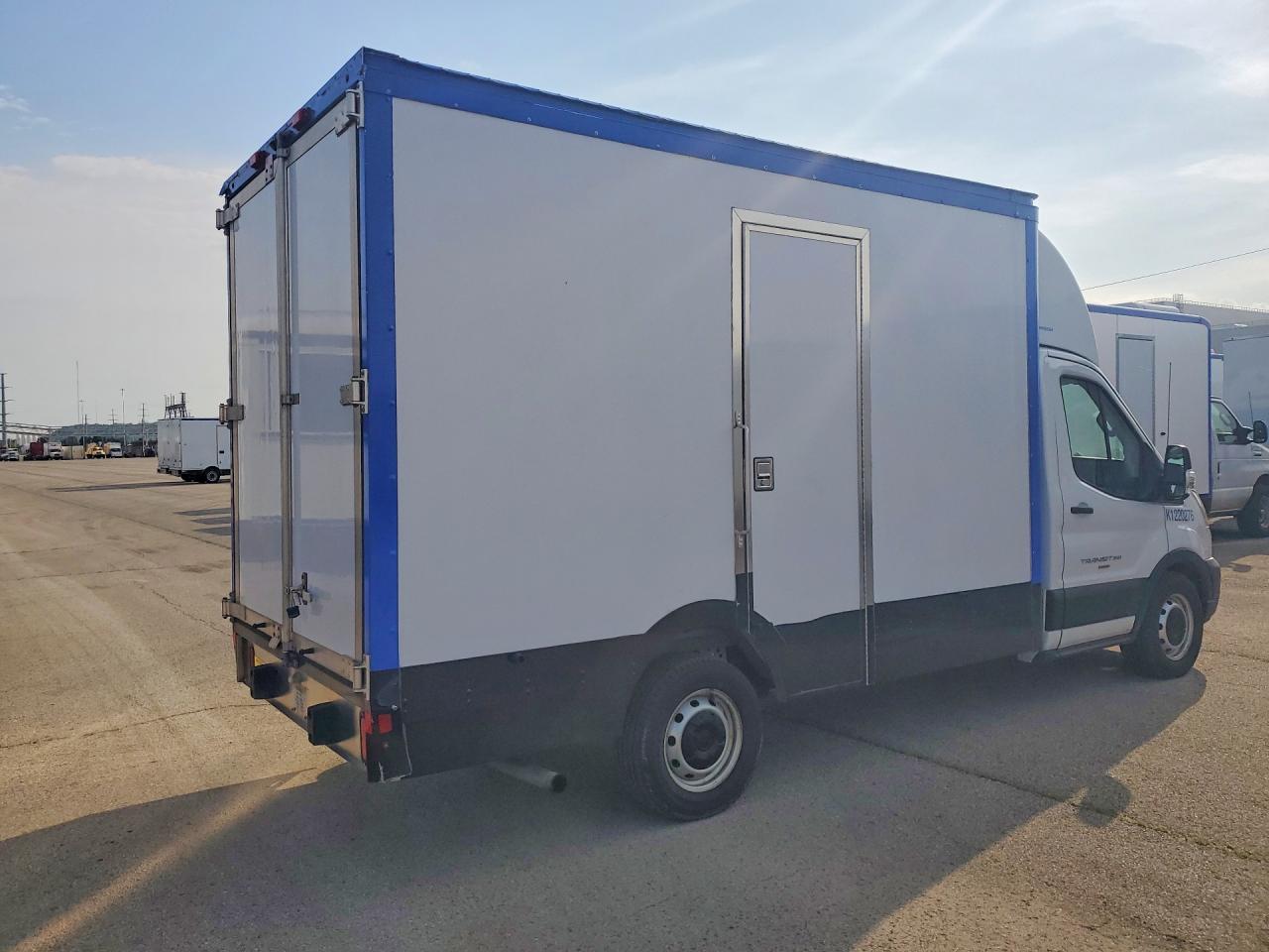 2023 Ford Transit Delivery Truck - Фото 3