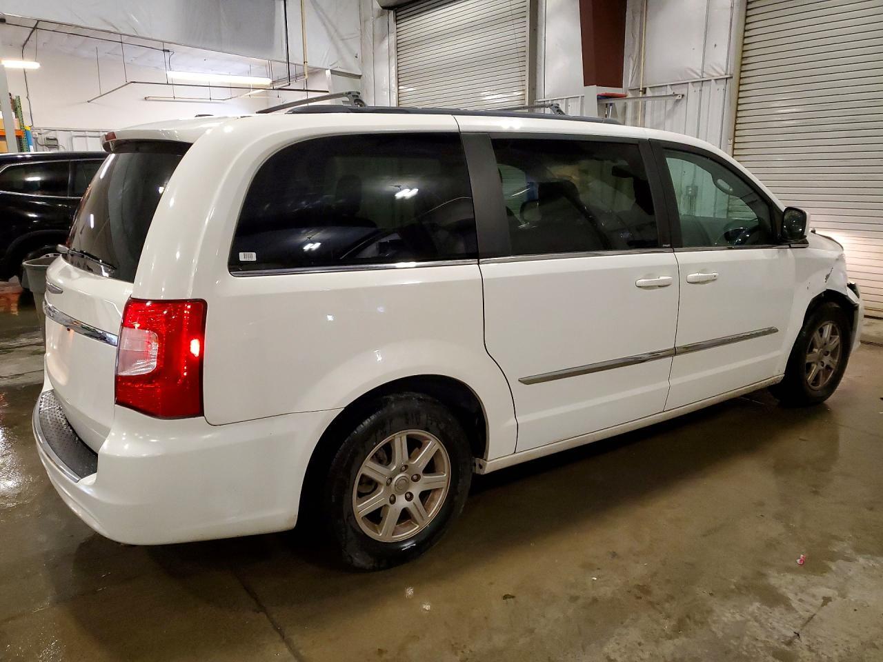 2013 Chrysler Town & Country Touring - Image 3