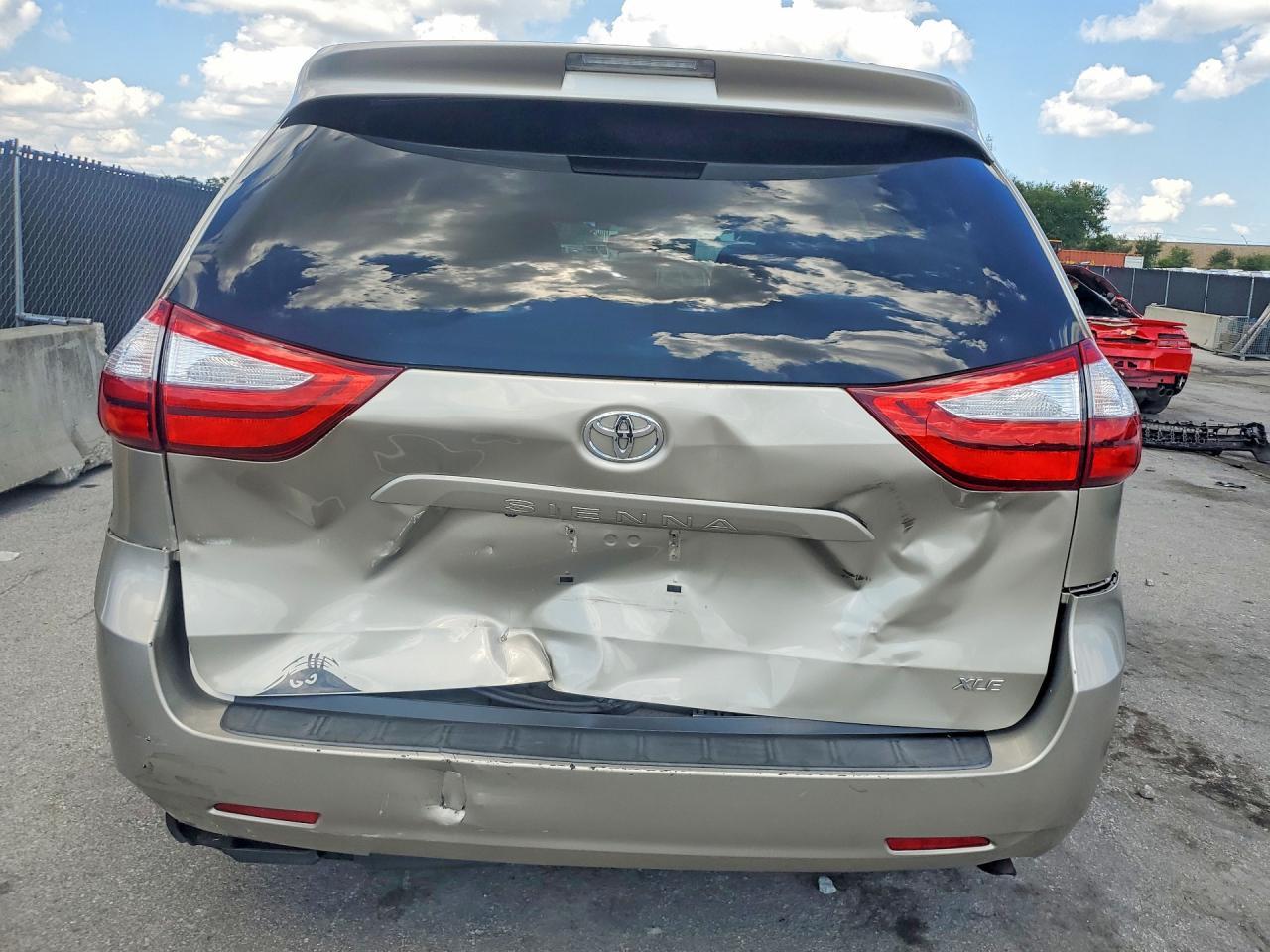 2015 Toyota Sienna Xle 8-Passenger - Image 6