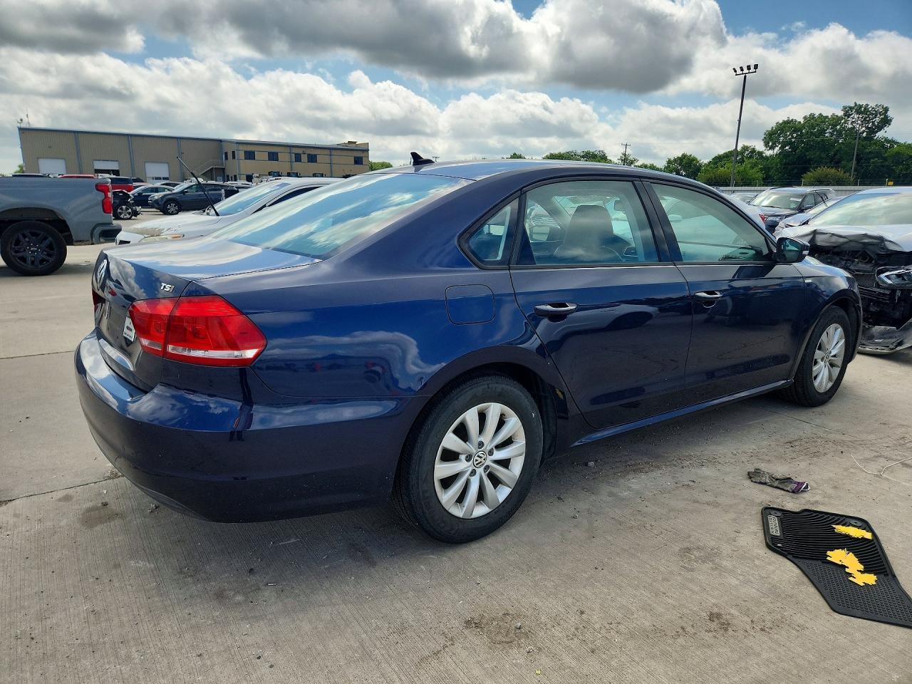 2015 Volkswagen Passat S - Фото 3