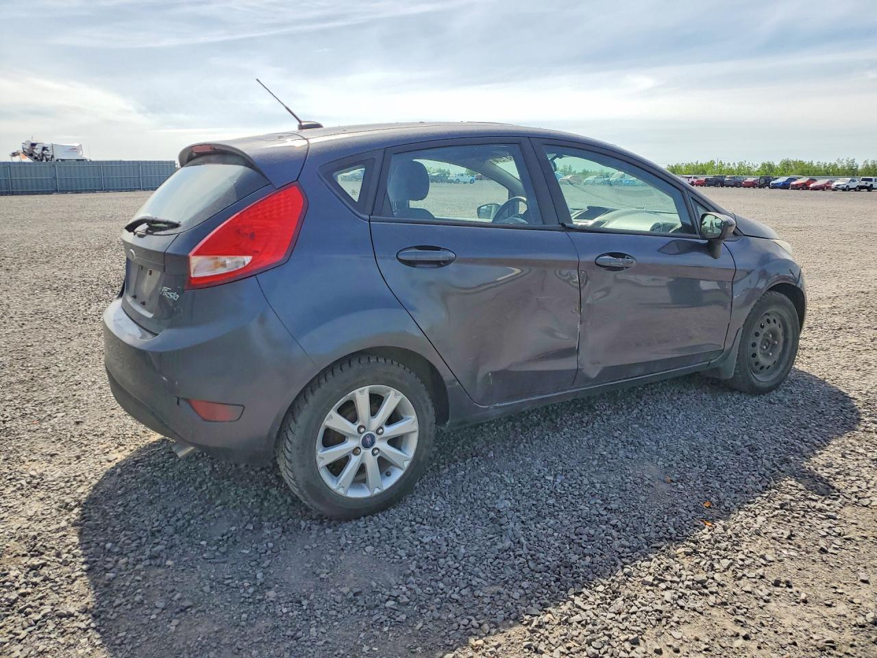 2013 Ford Fiesta Se - Фото 3