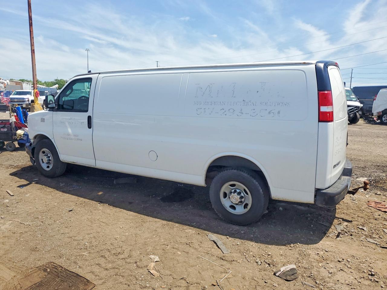 2017 Chevrolet Express G2500 - Фото 2