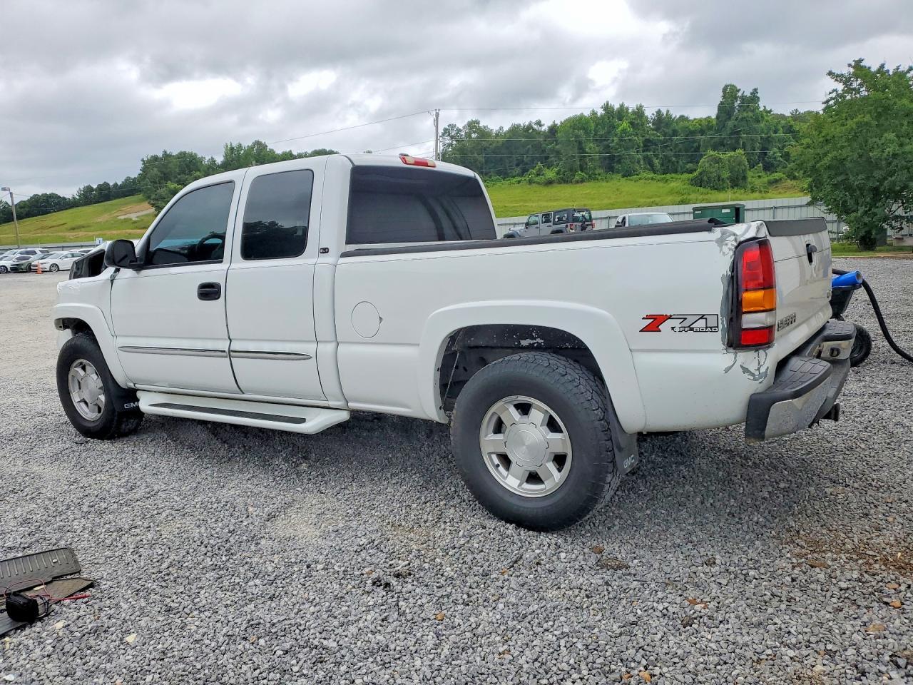 2004 GMC New Sierra K1500 - Image 2