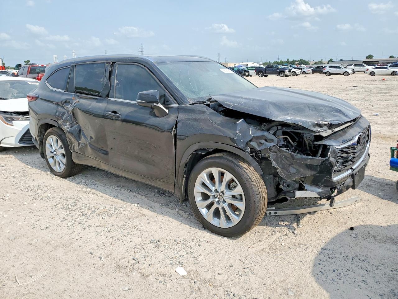 2026 Toyota Highlander Limited - Image 4