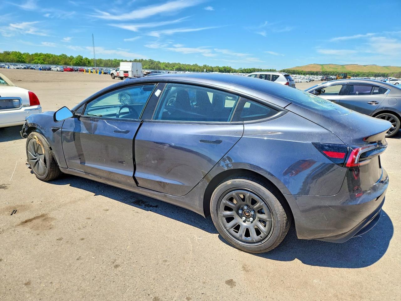 2025 Tesla Model 3 - Фото 2