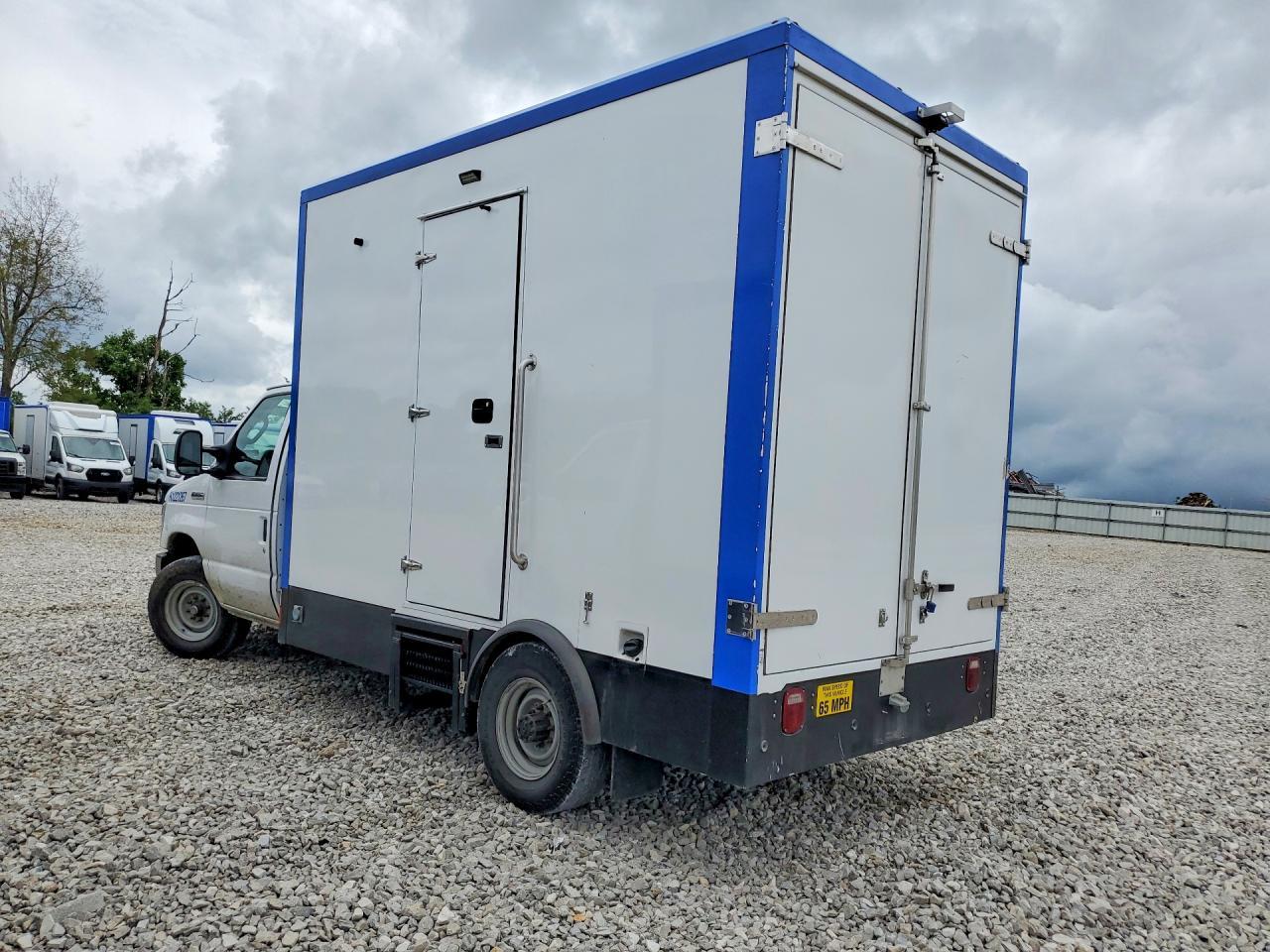 2023 Ford E350 Refrigerated Box Truck - Фото 2