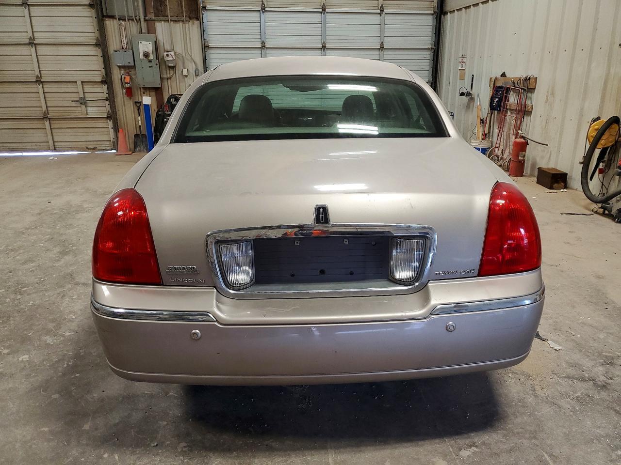 2003 Lincoln Town Car Signature - Фото 6