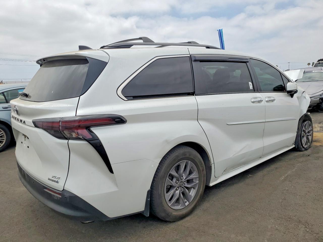 2024 Toyota Sienna Xle 7-Passenger - Image 3