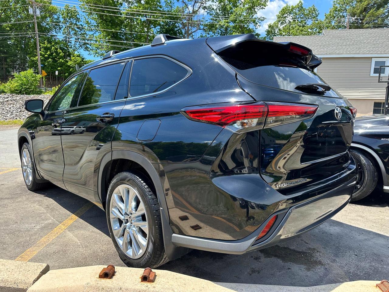 2023 Toyota Highlander Limited - Image 2