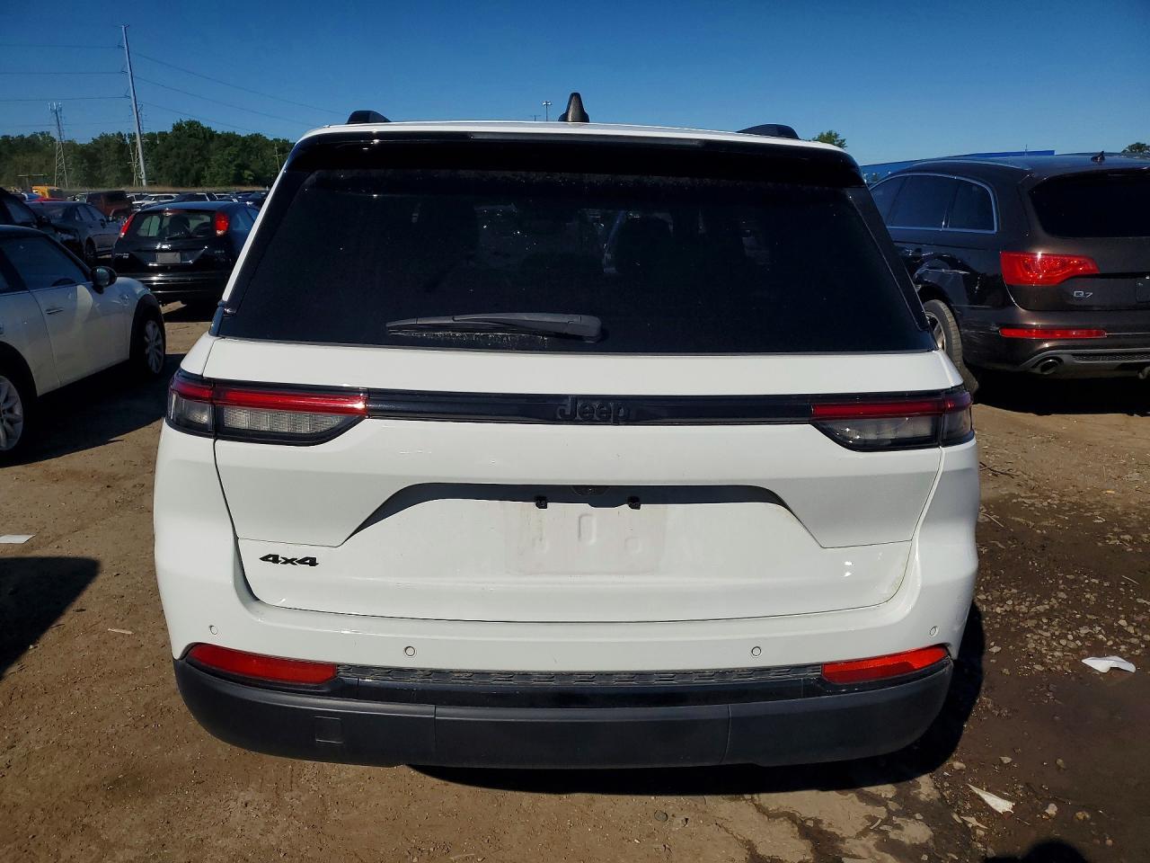 2024 Jeep Grand Cherokee Laredo - Image 6