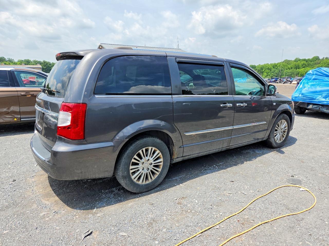 2014 Chrysler Town & Country Touring L - Image 3