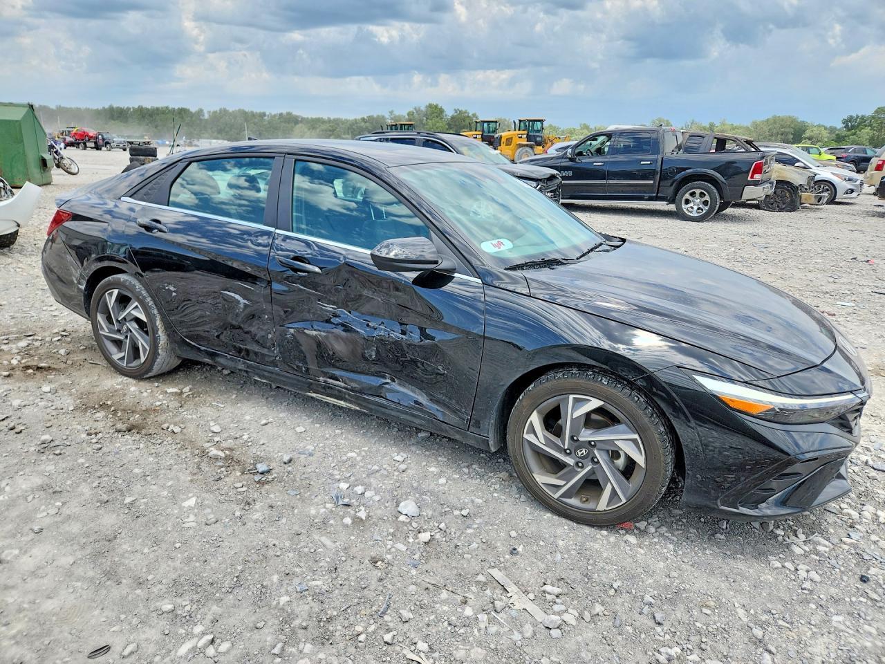 2025 Hyundai Elantra Sel - Image 4