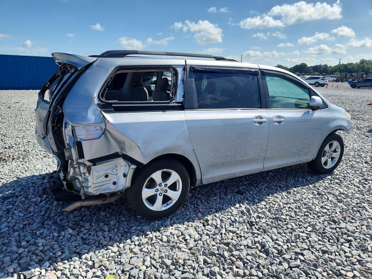 2015 Toyota Sienna Sport - Image 3