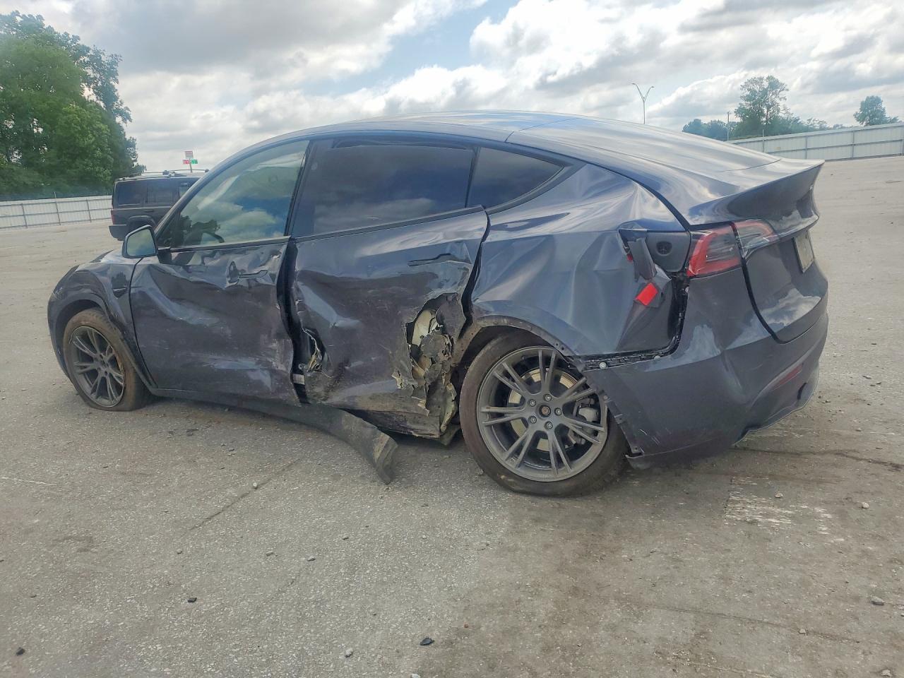 2025 Tesla Model Y - Фото 2