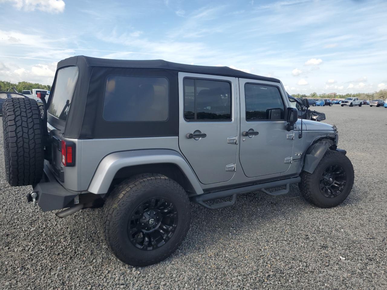 2016 Jeep Wrangler Unlimited Sahara - Image 3