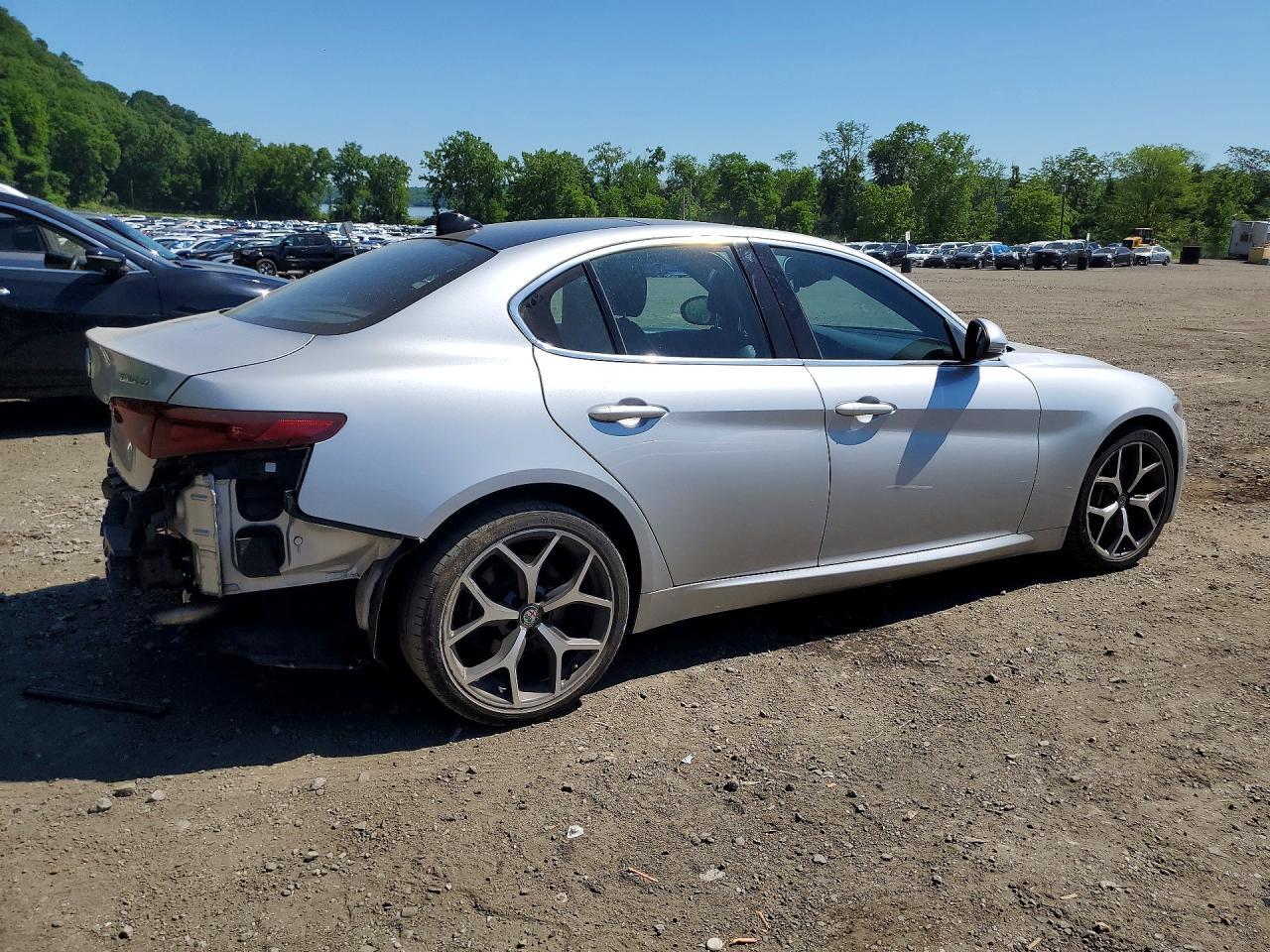 2019 Alfa Romeo Giulia - Image 3