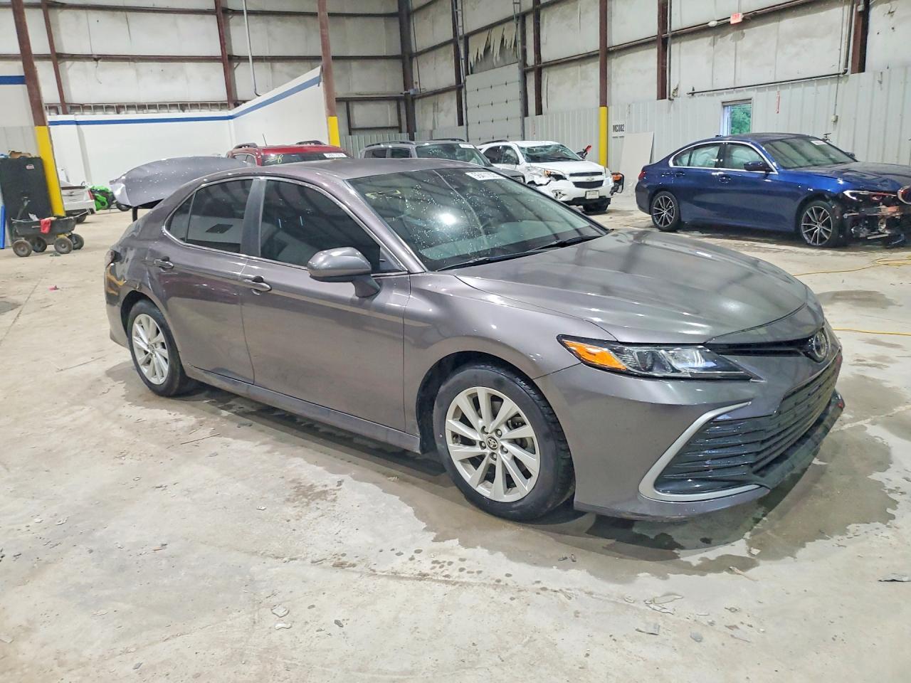 2021 Toyota Camry Le - Фото 4