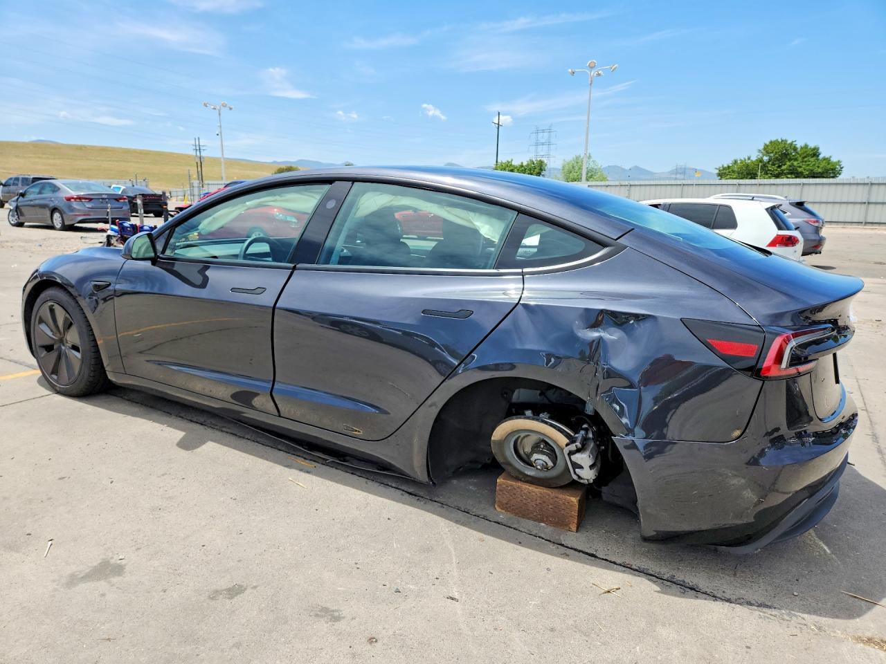 2025 Tesla Model 3 - Фото 2