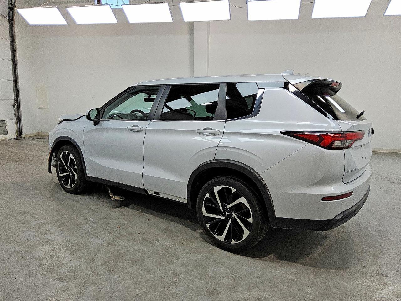 2022 Mitsubishi Outlander Es - Image 2
