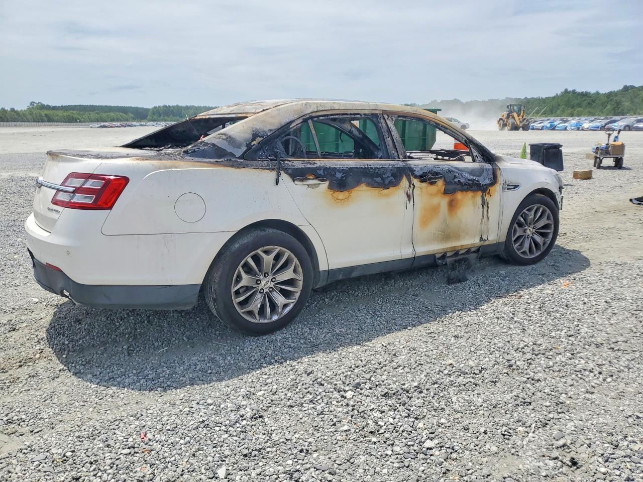 2015 Ford Taurus Limited - Image 3