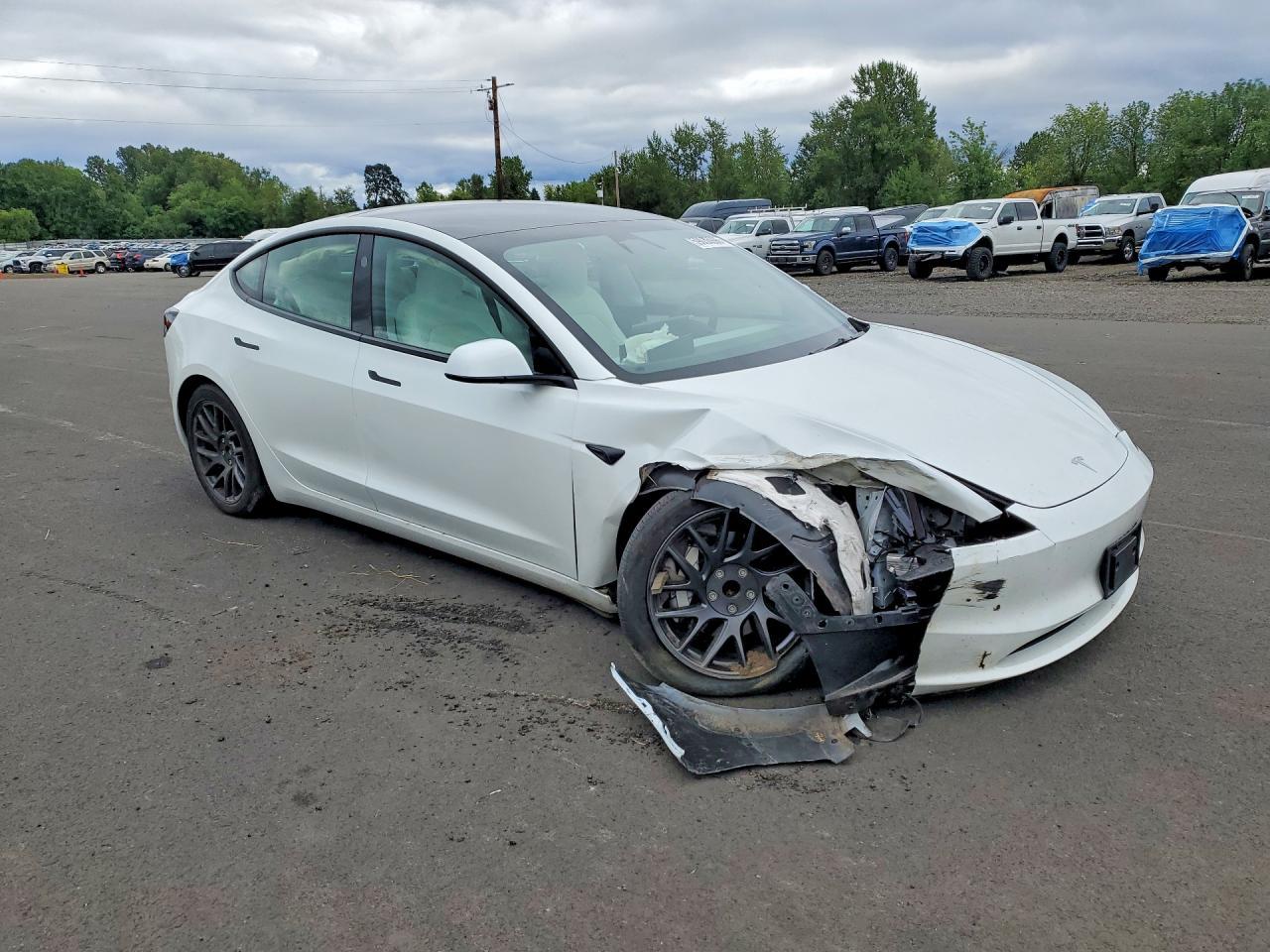 2025 Tesla Model 3 - Фото 4