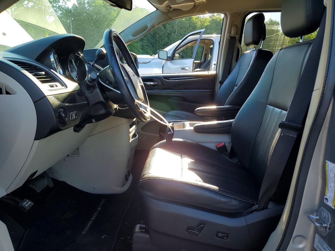 2016 Chrysler Town & Country Touring - Image 7
