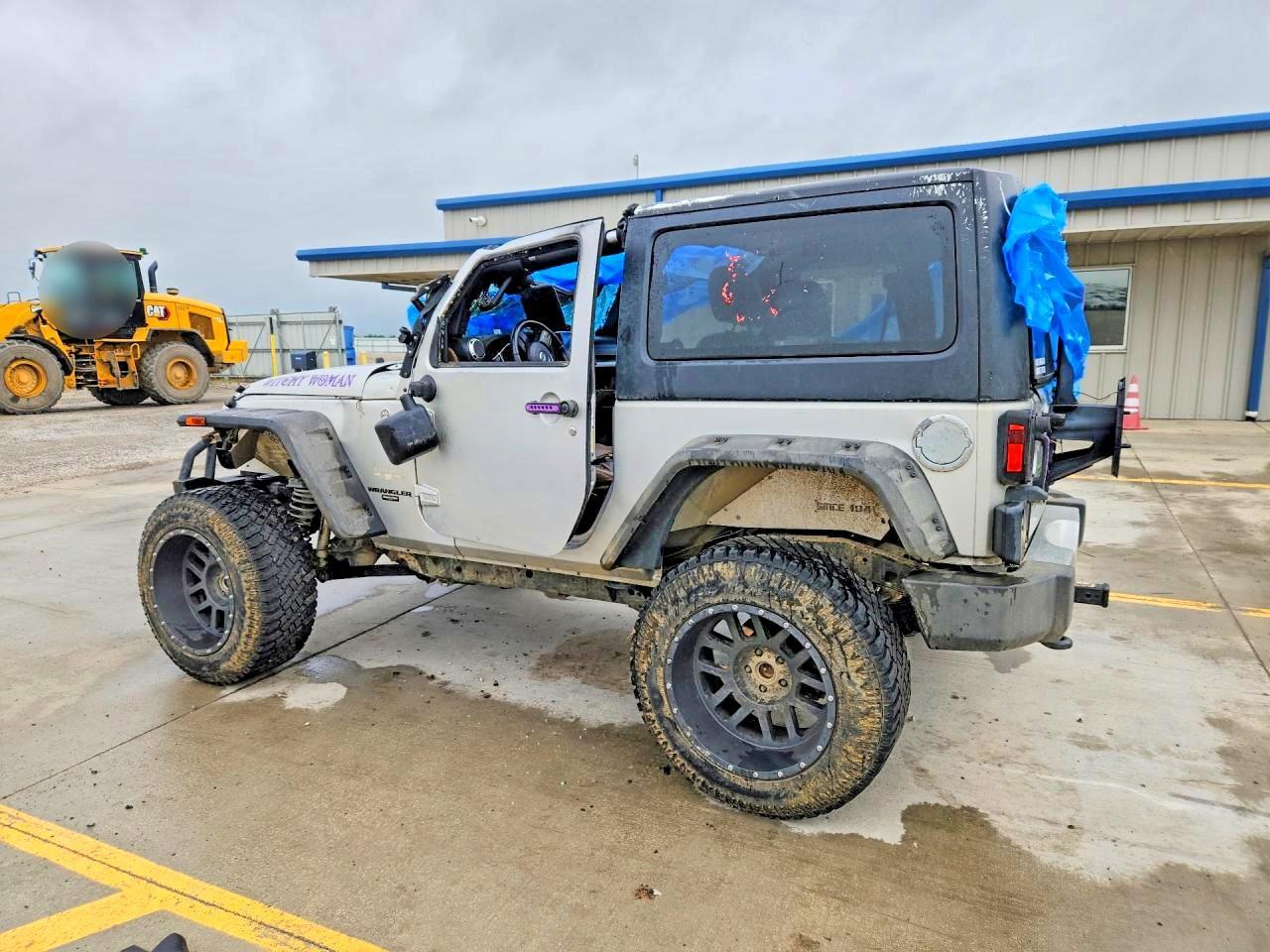 2011 Jeep Wrangler Sahara - Фото 2