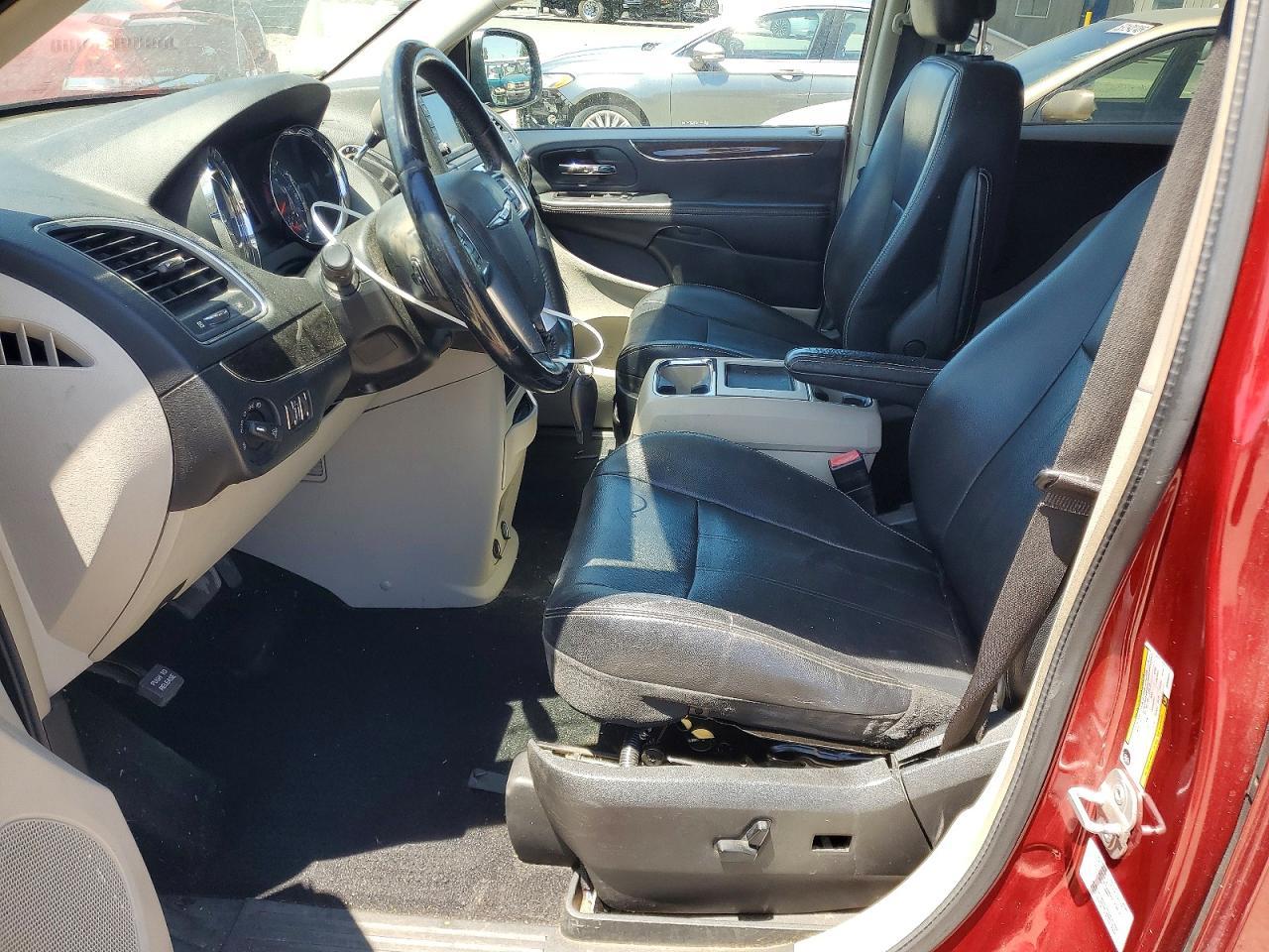2013 Chrysler Town And Country - Image 7