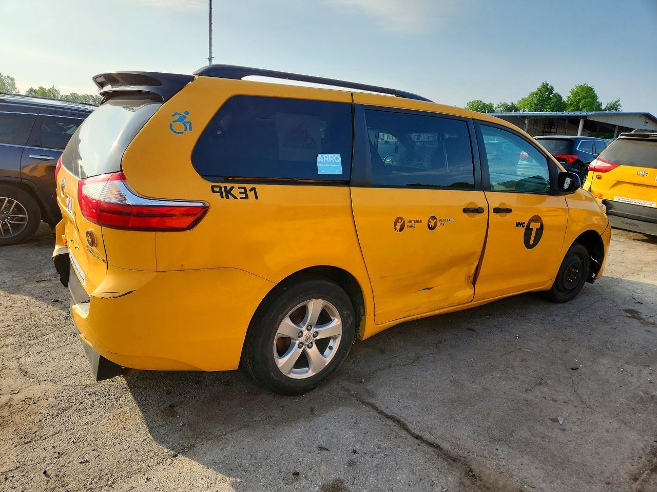 2017 Toyota Sienna Le - Фото 3