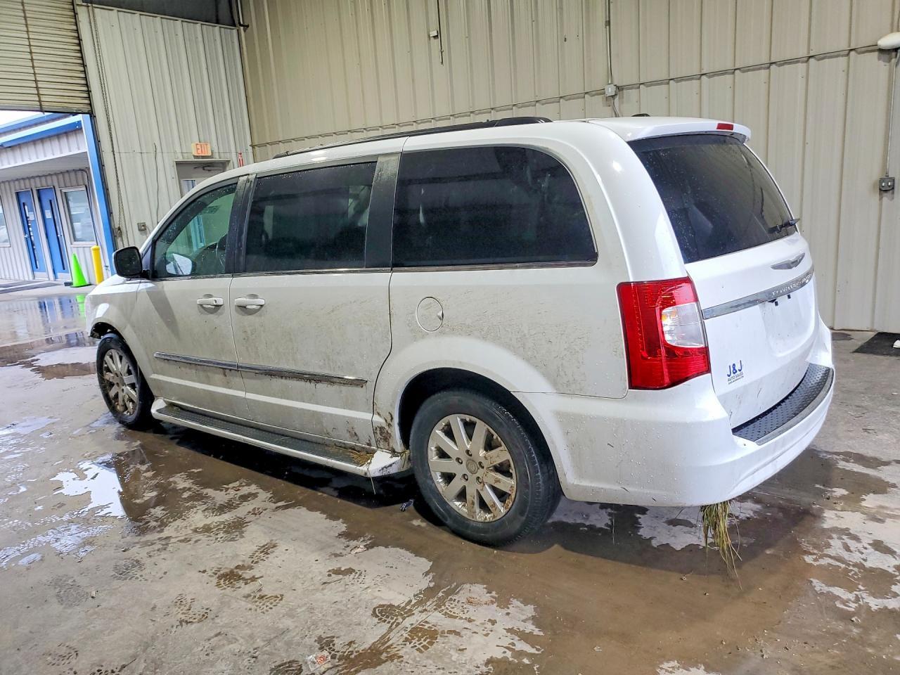 2016 Chrysler Town & Country Touring - Фото 2