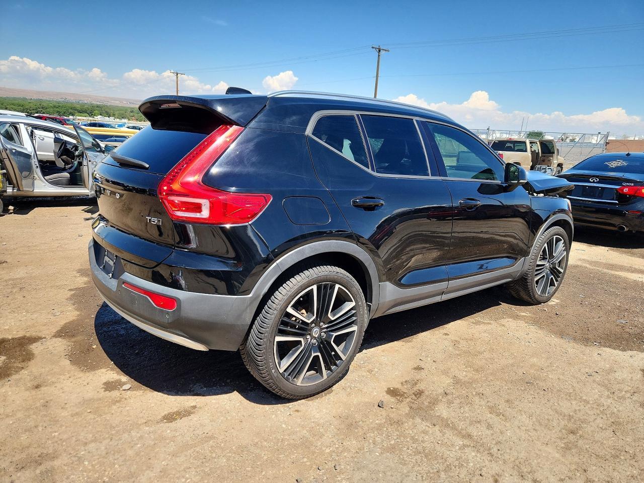 2020 Volvo Xc40 T5 Momentum - Image 3