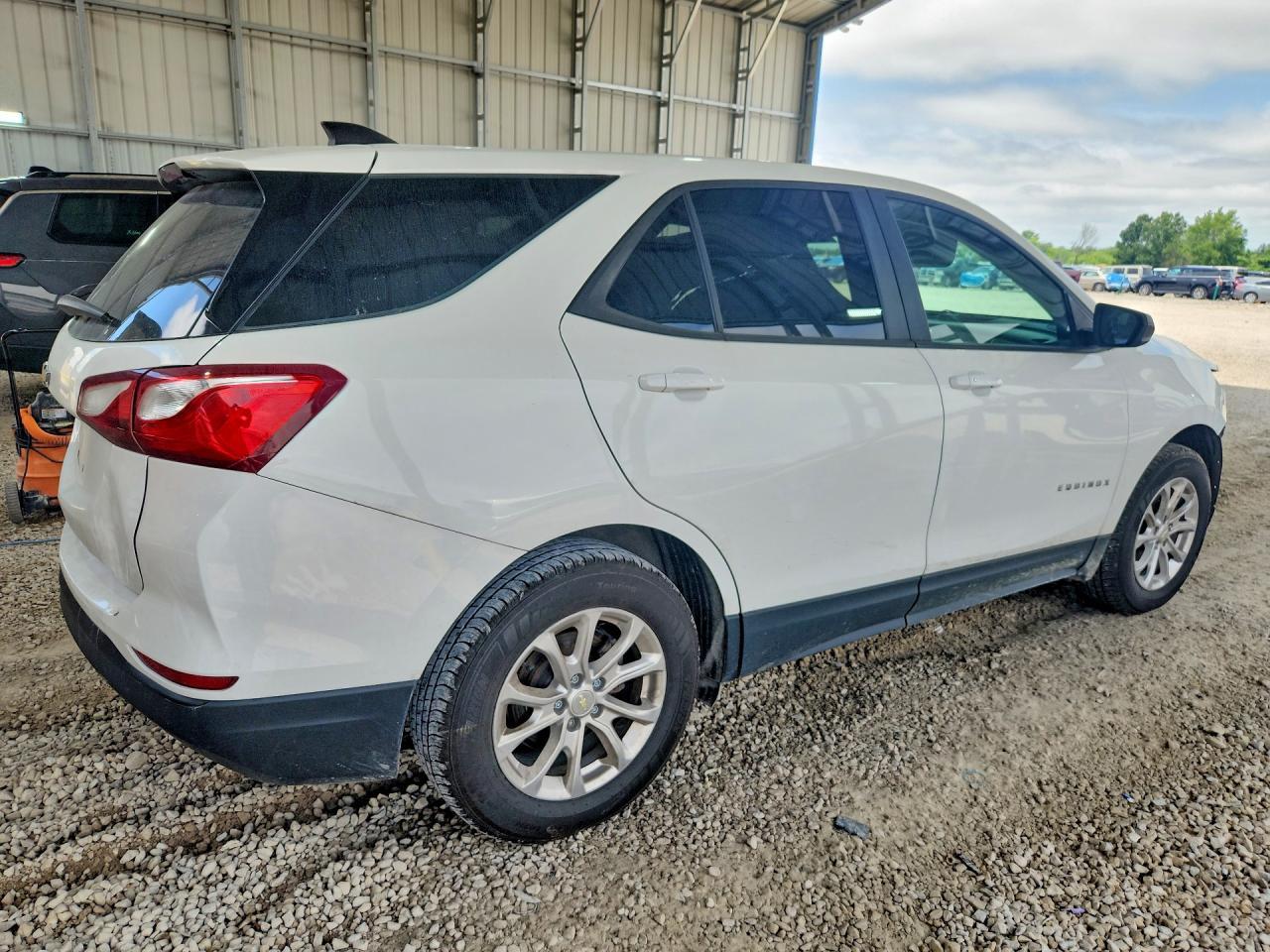 2020 Chevrolet Equinox Ls - Image 3