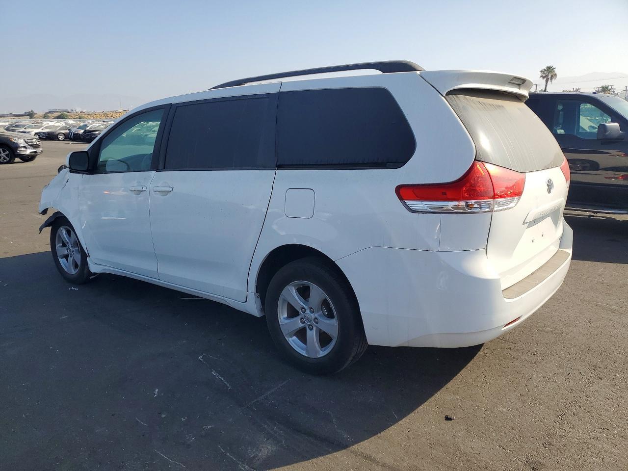 2013 Toyota Sienna Le 8-Passenger - Image 2