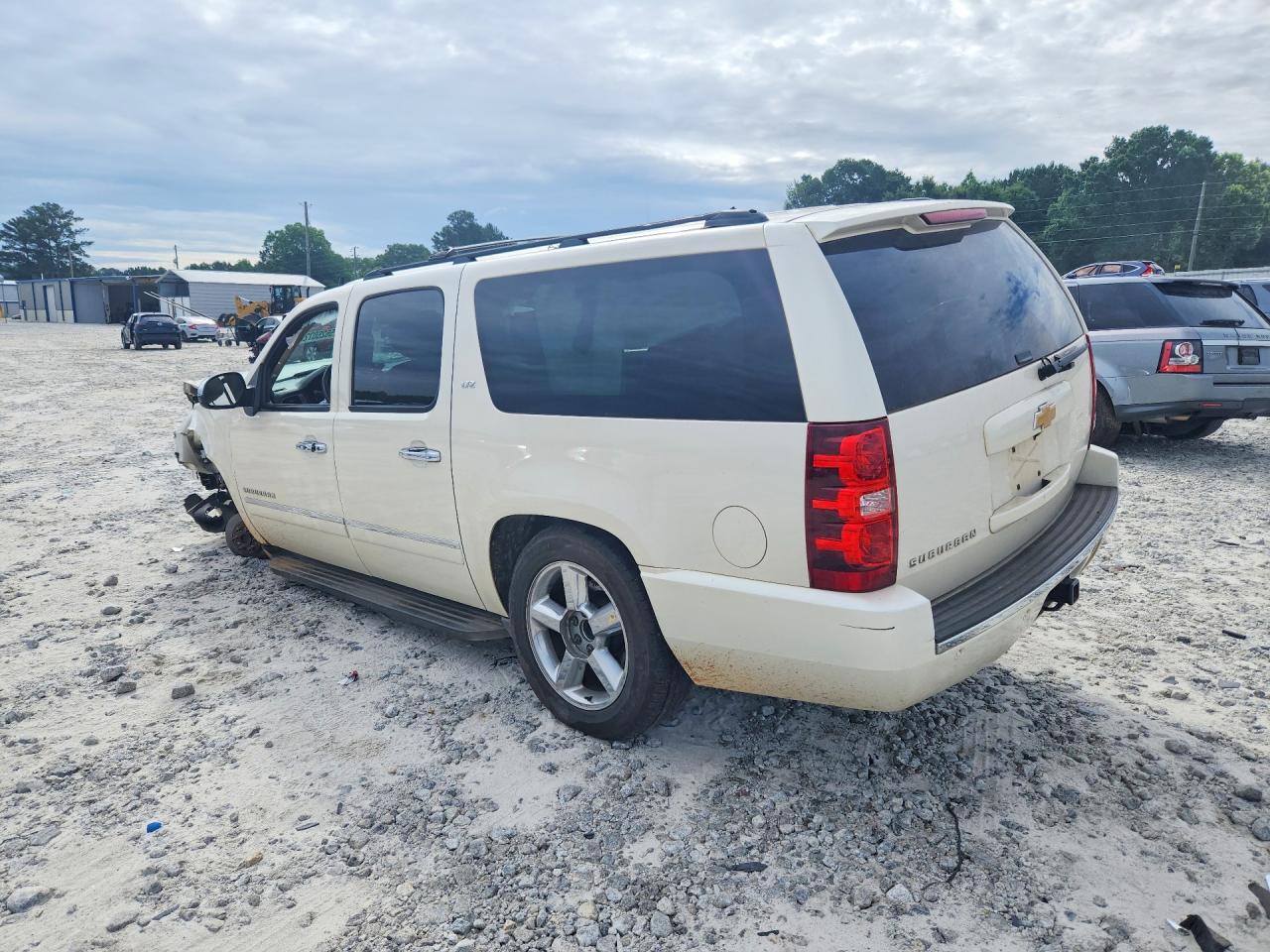 2013 Chevrolet Suburban C1500 Ltz - Image 2