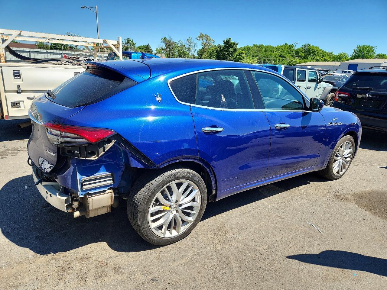 2022 Maserati Levante Base - Фото 3