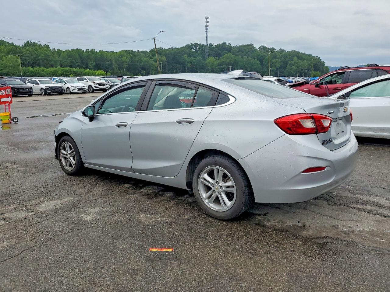 2018 Chevrolet Cruze Lt - Image 2